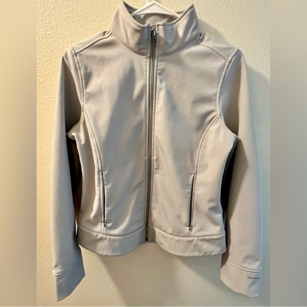 Patagonia Floral Gray Demitasse Windproof Softshell Jacket
Windbreaker